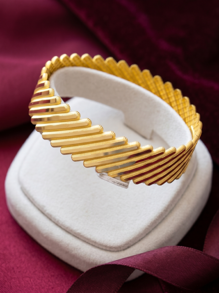 2 Ayar Altın Kelepçe Bilezik – Şık ve Modern Altın Bilezik Modeli